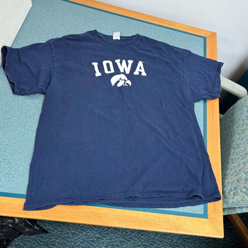 Men’s Iowa Hawkeyes Navy blue tee-shirt.